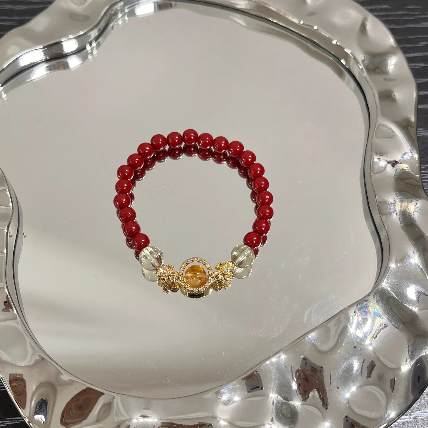 Bracelet en cristal Ember Glow - Breloque énergétique en onyx rouge et quartz blanc